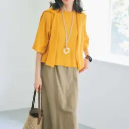 ニット¥6,990、カーディガン¥7,990／ともにアンフィーロ、スカート¥7,700／エルーラ（アダストリア カスタマーサービス）、 バッグ¥51,700／ア ヴァケーション（ノーベルバ）、ピアス¥19,800、リング¥13,200／ともにワンエーアールバイウノアエレ（ウノアエレ ジャパン）、ネックレス¥11,000、バングル¥5,670／ともにアビステ