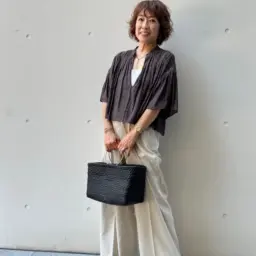 【60代のお手本スナップ】「ノーリーズ」の短丈コンパクトトップスでワイドパンツをスタイルよく着こなす！