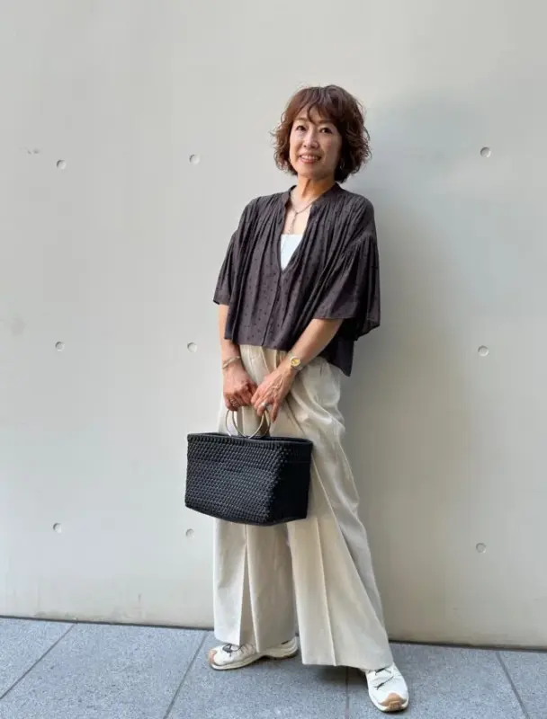 【60代のお手本スナップ】「ノーリーズ」の短丈コンパクトトップスでワイドパンツをスタイルよく着こなす！