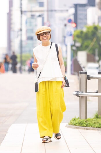 【60代お手本スナップ】ビタミンカラーでトレンドパンツを華やかに！アニマル柄のバッグが着こなしのアクセント！〈福岡〉