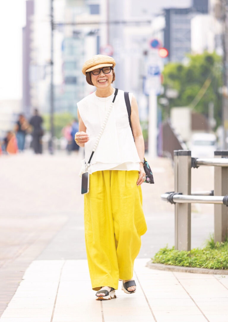 60代お手本スナップ】ビタミンカラーでトレンドパンツを華やかに