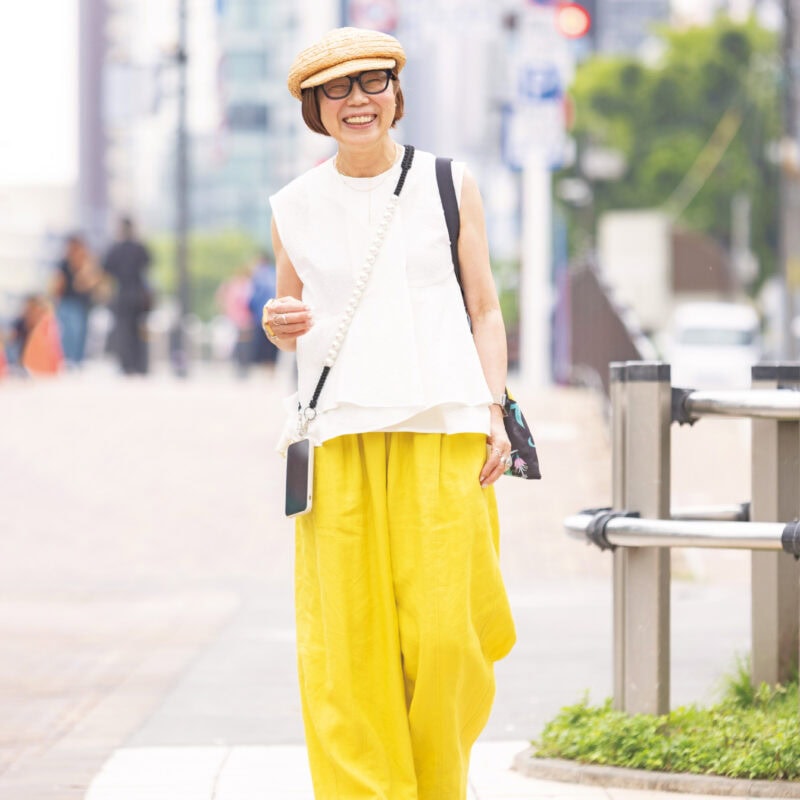 【60代お手本スナップ】ビタミンカラーでトレンドパンツを華やかに！アニマル柄のバッグが着こなしのアクセント！〈福岡〉
