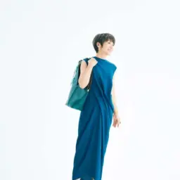 ワンピース¥101,200／ハルノブムラタ（ザ・ウォール ショールーム）、ピアス¥9,900、バングル¥19,800、リング¥22,000／すべてマナ ローザ ジュエル（マナ ローザ）、スカーフ¥15,400／イヌイ・エディション（アッシュ・ペー・フランス）、バッグ¥306,900、靴¥116,600／ともにトッズ（トッズ·ジャパン）