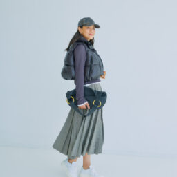 スカート¥57,200／ソブ（フィルム）、ダウンベスト¥42,900／ル フィル（ル フィル ニュウマン新宿）、カットソー2枚セット¥8,990／プラステ、バッグ¥198,000／J&M デヴィッドソン（J＆M デヴィッドソン カスタマーセンター）、スニーカー¥39,600／デイト（ティースクエア プレスルーム）、キャップ¥52,800／ボルサリーノ（中央帽子）、ピアス¥16,500／ワンエーアールバイウノアエレ（ウノアエレ ジャパン）、 YGリング¥726,000、ラピスラズリリング ¥411,400／ともにマリハ