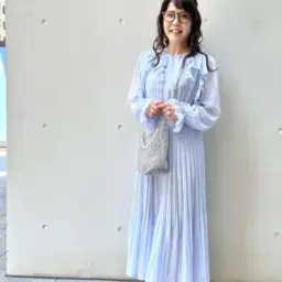 【60代お手本スナップ】「セルフォード」のシアーワンピースで軽やか！スニーカーと合わせた甘辛ミックススタイル