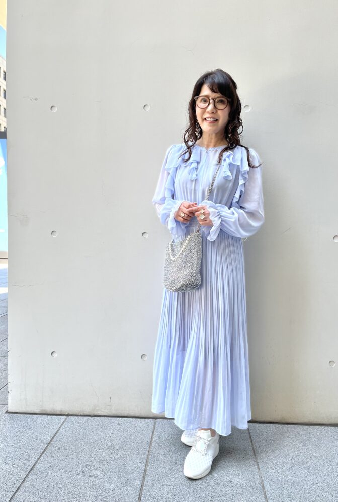 【60代お手本スナップ】「セルフォード」のシアーワンピースで軽やか！スニーカーと合わせた甘辛ミックススタイル