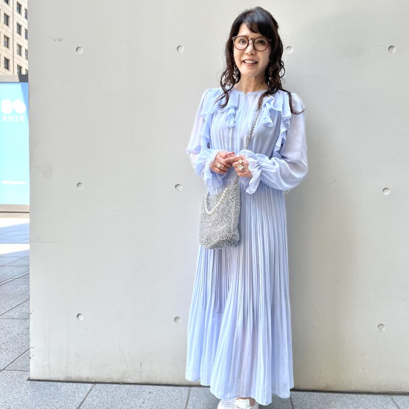 【60代お手本スナップ】「セルフォード」のシアーワンピースで軽やか！スニーカーと合わせた甘辛ミックススタイル