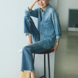 デニムシャツ¥63,800、デニムパンツ¥68,200、Tシャツ¥29,700／すべてマディソンブルー、バッグ¥6,490／ギャップ、イヤリング¥8,800、ネックレス¥17,600／ともにアビステ、バングル¥30,360／アドラル（ズットホリック）、靴¥42,900／ディヴァナ（金万）