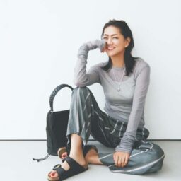 トップス¥17,600、パンツ¥52,800／ともにチノ（モールド）、バッグ¥52,800／リンク、サンダル¥29,700／ビルケンシュトック（ビルケンシュトック・ジャパン カスタマーサービス）、ネックレス¥75,900／リューク、中に着たキャミソール／スタイリスト私物