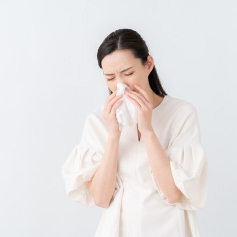 【60代ヘルスケア】もしかして秋の花粉症かも！？「目のかゆみ」「鼻水」「咳が出る」人は要チェック！特徴とセルフケア3選をご紹介！【薬剤師監修】