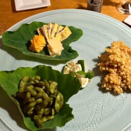 チーズの3種盛り（カマンベール・パルメジャーノレッジャーノ・ヤギのレッドペッパー）、だだちゃ豆のワサビ漬け、ホワイトコーンのかき揚げ
