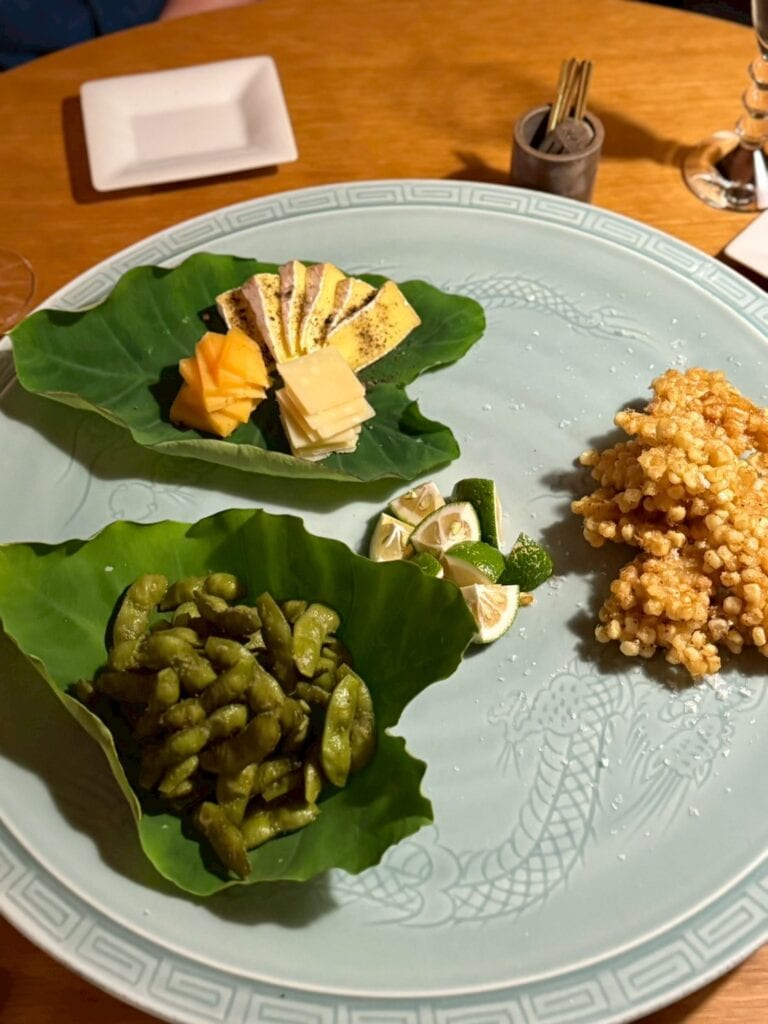 チーズの3種盛り（カマンベール・パルメジャーノレッジャーノ・ヤギのレッドペッパー）、だだちゃ豆のワサビ漬け、ホワイトコーンのかき揚げ