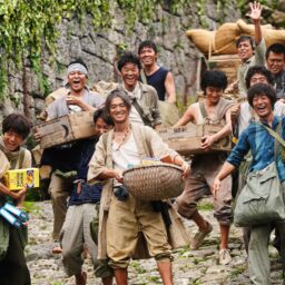 映画『宝島』より“戦果アギヤー”の若者たち