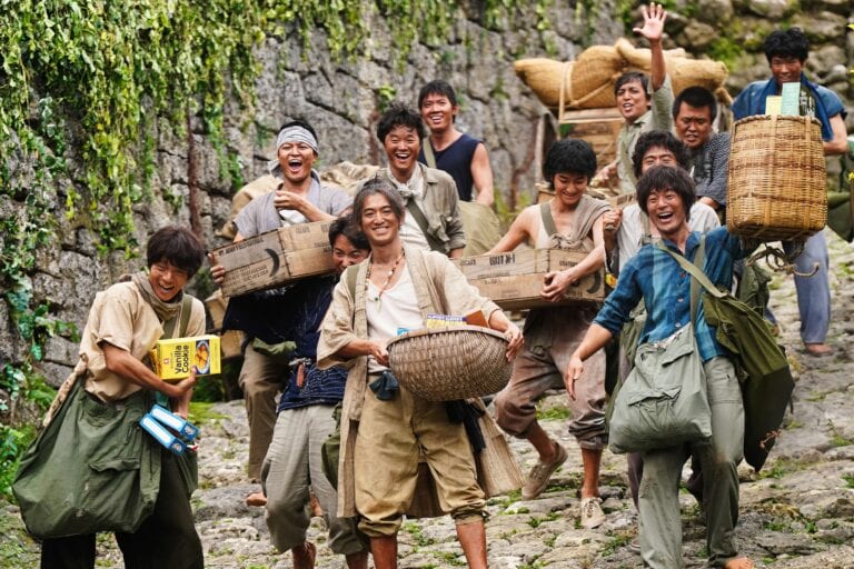 映画『宝島』より“戦果アギヤー”の若者たち