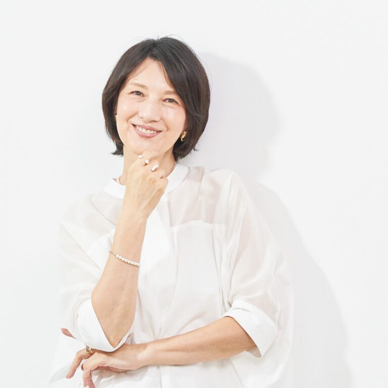 60代メイク】ベースメイクは平らなブラシでなじませる「だけ」で美肌に