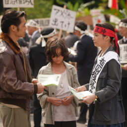 映画『宝島』より集団デモに参加するヤマコ（広瀬すず）と向き合うレイ（窪田正孝）
