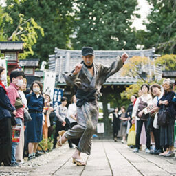2023年に台東区・寛永寺で行われた特別プログラム「田中泯・柳家喬太郎場オドリと場ラクゴ」