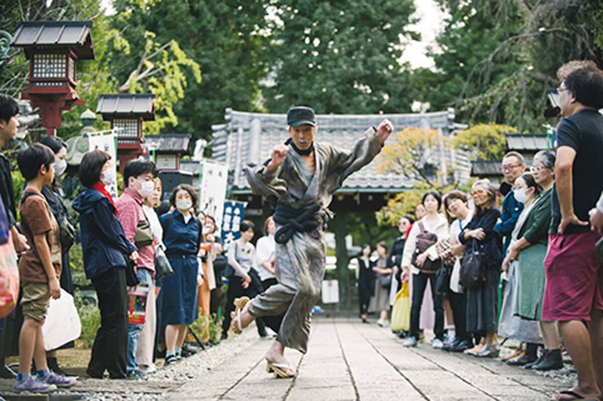 2023年に台東区・寛永寺で行われた特別プログラム「田中泯・柳家喬太郎場オドリと場ラクゴ」