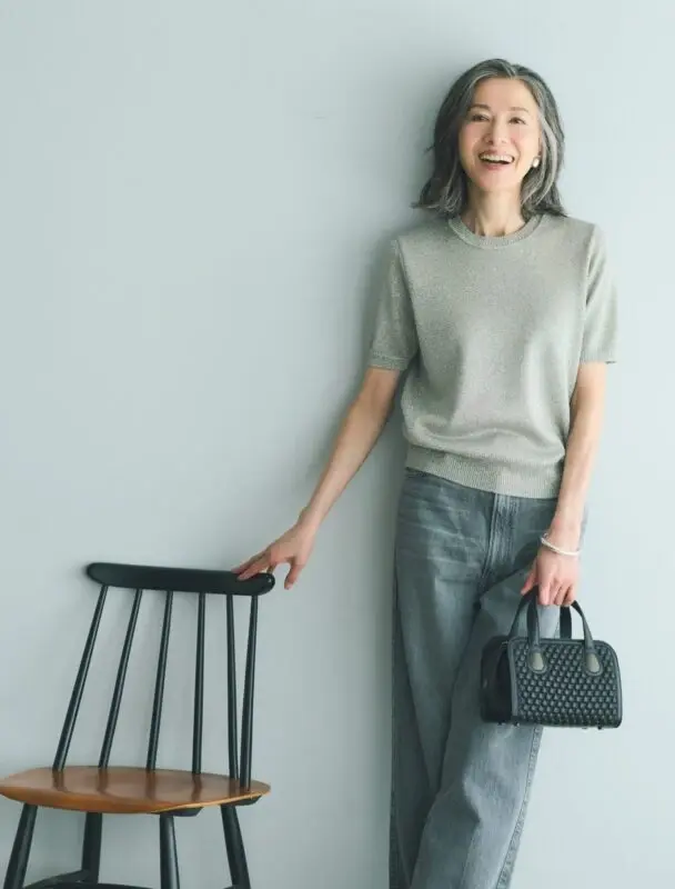 【60代デニム】「グレーデニム」でほどよい抜け感とスタイリッシュさを！初心者でもはきやすい大人のカラーデニム