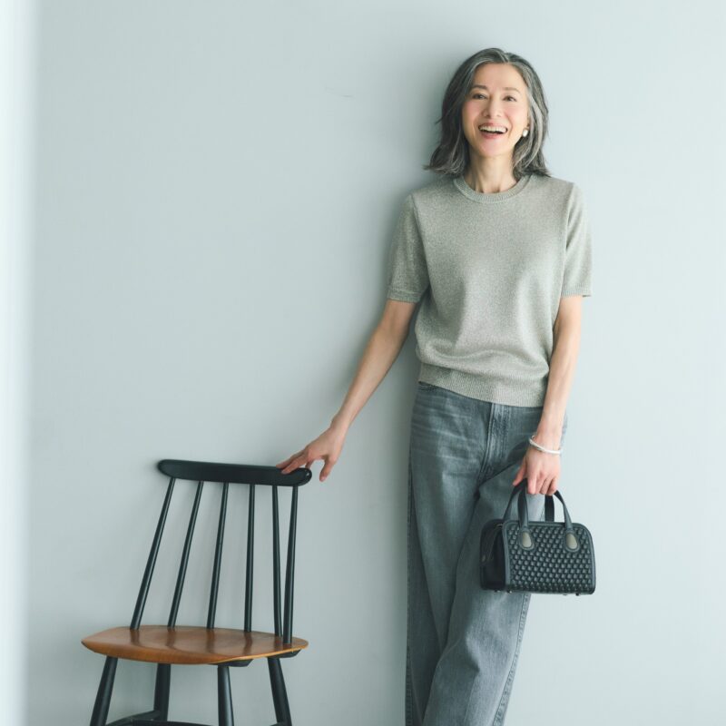 【60代デニム】「グレーデニム」でほどよい抜け感とスタイリッシュさを！初心者でもはきやすい大人のカラーデニム