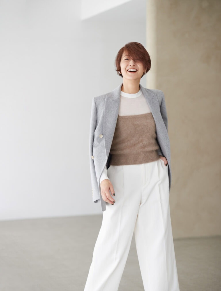 ダブルジャケット（店舗限定10月末発売）¥187,000、カットソー¥20,900、ニットキャミソール¥58,300、パンツ¥50,600／すべてエブール（リトルリーグ インク）、ピアス¥55,100／トムウッド（トムウッド 青山店）