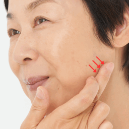 【3】中指の第二関節までを使い上から下に線をなじませる