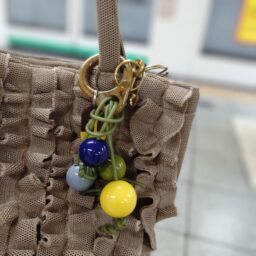 「サックヴィルド」のメッシュフリルトートバッグにチャームをつけたところ
