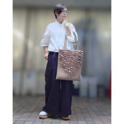 「サックヴィルド」のメッシュフリルトートバッグにチャームをつけたところ