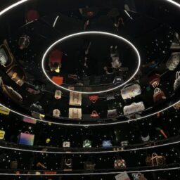 ルイ・ヴィトン『ビジョナリー・ジャーニー』展　モノグラムのバッグが宙に浮かんでいる展示
