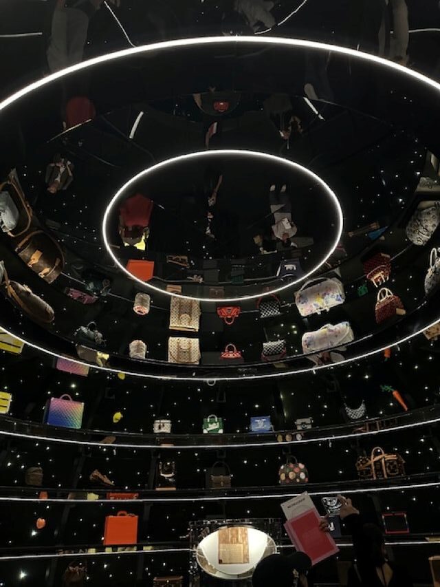 ルイ・ヴィトン『ビジョナリー・ジャーニー』展　モノグラムのバッグが宙に浮かんでいる展示