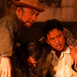 映画『宝島』よりグスク（妻夫木聡）と先輩刑事の徳尚（塚本晋也）