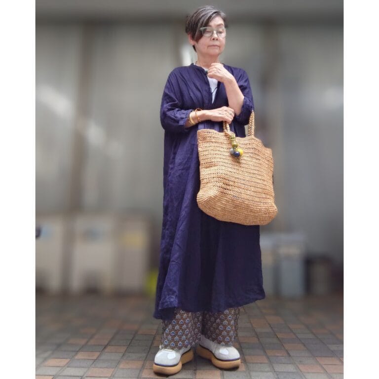 「松野屋」のラフィアのカゴバッグに、「エル・ミューゼ」の材料で作ったバッグチャームをつけたところ