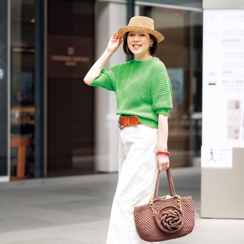 【60代お手本スナップ】ウエストマークでスタイルアップ！鮮やかなグリーンニットが目を引くメリハリコーデ〈東京〉