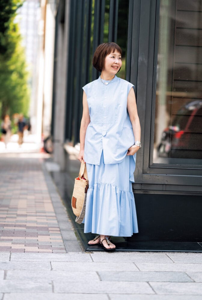 【60代お手本スナップ】ブルーの服にシルバー小物の重ねづけで涼やかに仕上げた「優し気コーデ」〈東京〉