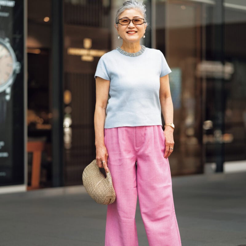 【60代お手本スナップ】肩の力が抜けた華やかカジュアル！首元のビジューがアクセントに！〈東京〉