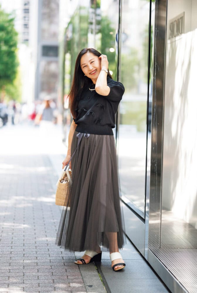 【60代お手本スナップ】甘いディテールの服を大人っぽいコーデにするには？黒でまとめて品よく女性らしい着こなしに！