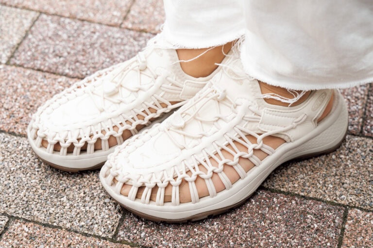 『キーン』のサンダル