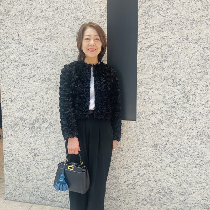 【60代お手本スナップ】デザイン性のあるアイテムをプラス!重くならないメリハリモノトーンコーデ