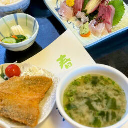 うに清のランチ（刺身盛り合わせ＆アジフライ）