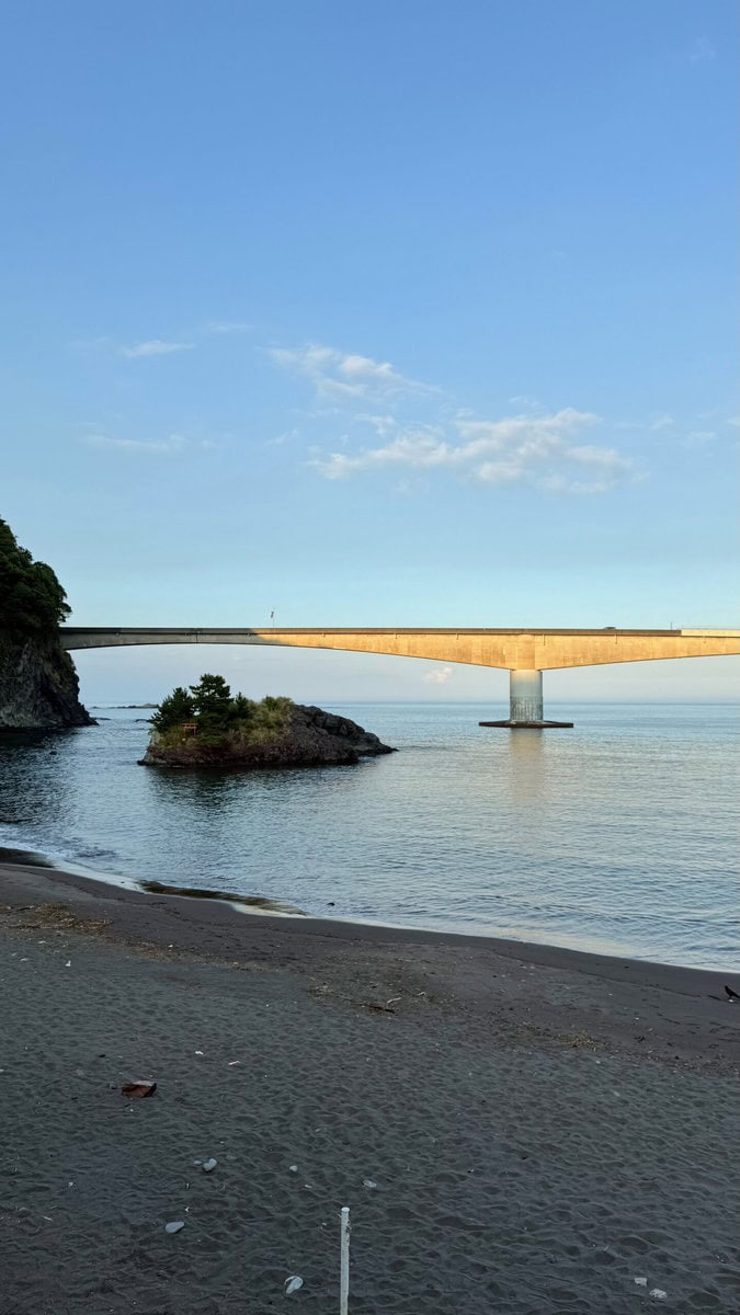 岩海岸で。奥に見える橋は、「かながわの橋100選」に選ばれている岩大橋。