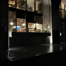夜の別荘を外から見たところ