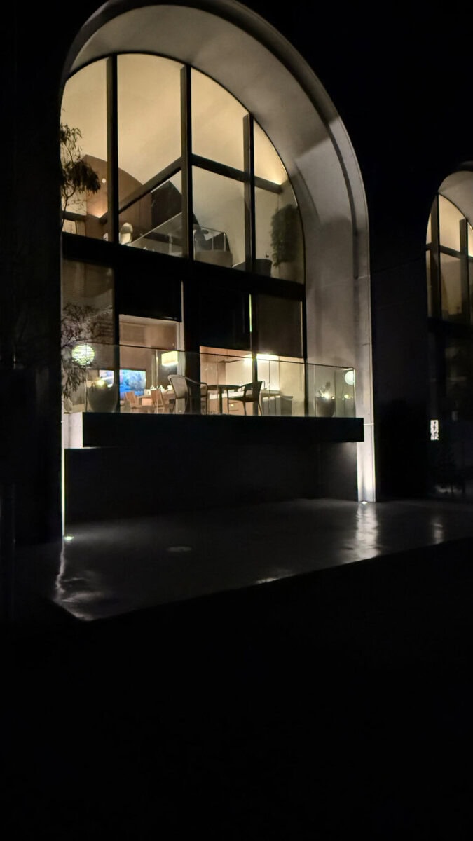 夜の別荘を外から見たところ