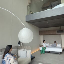 サブスク別荘With Sea　吹き抜けの気持ち良いリビング：思い思いのリラックスウェアで、くつろぐ時間は1棟貸しの別荘ならでは。