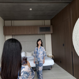 サブスク別荘With Sea真鶴の主寝室で。半袖、パンツのセット。