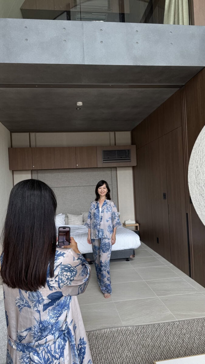 サブスク別荘With Sea真鶴の主寝室で。半袖、パンツのセット。