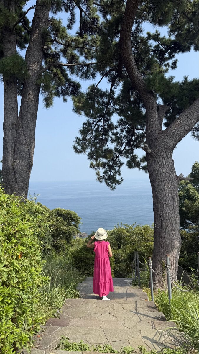 ケープ岬で。顔出し苦手さんは、後ろ姿で記念写真はいかが？ 帽子があると雰囲気がでます。