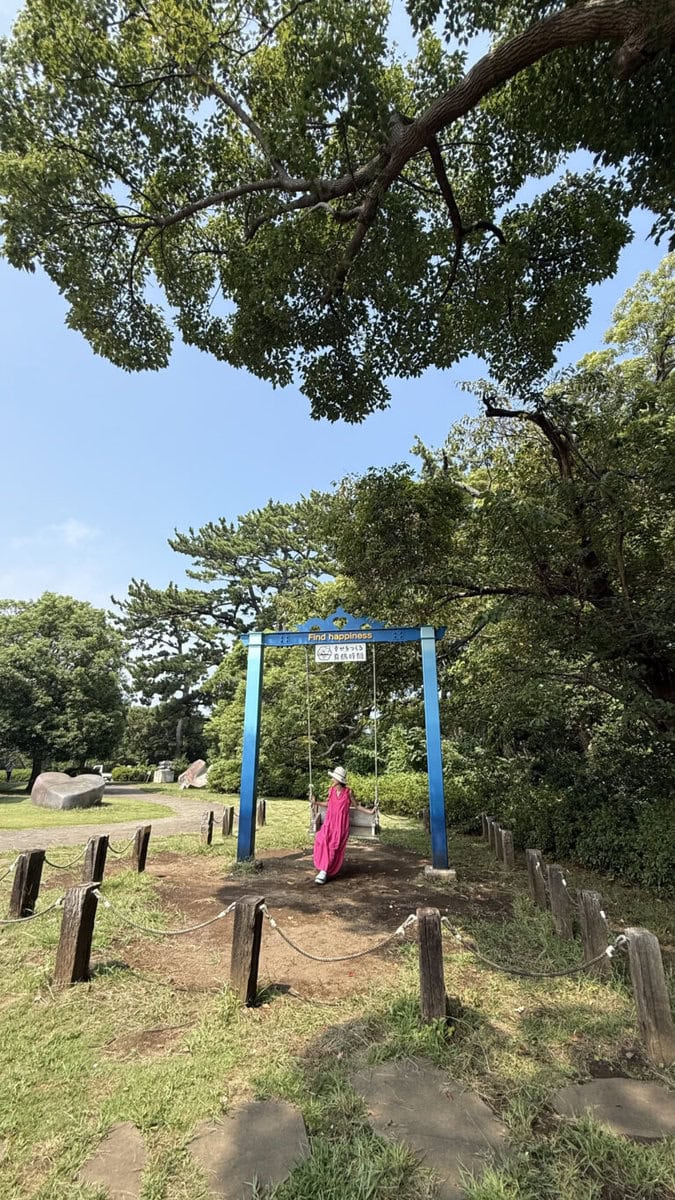 ケープ真鶴のブランコで。小さくても景色の中に「いる」のがわかります。