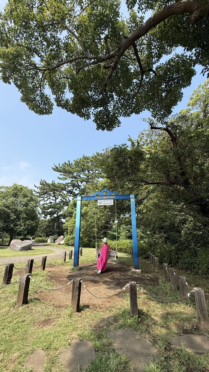 ケープ真鶴のブランコで。小さくても景色の中に「いる」のがわかります。