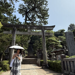 船神社：日傘、服、スニーカー、トートバッグも白で統一感。