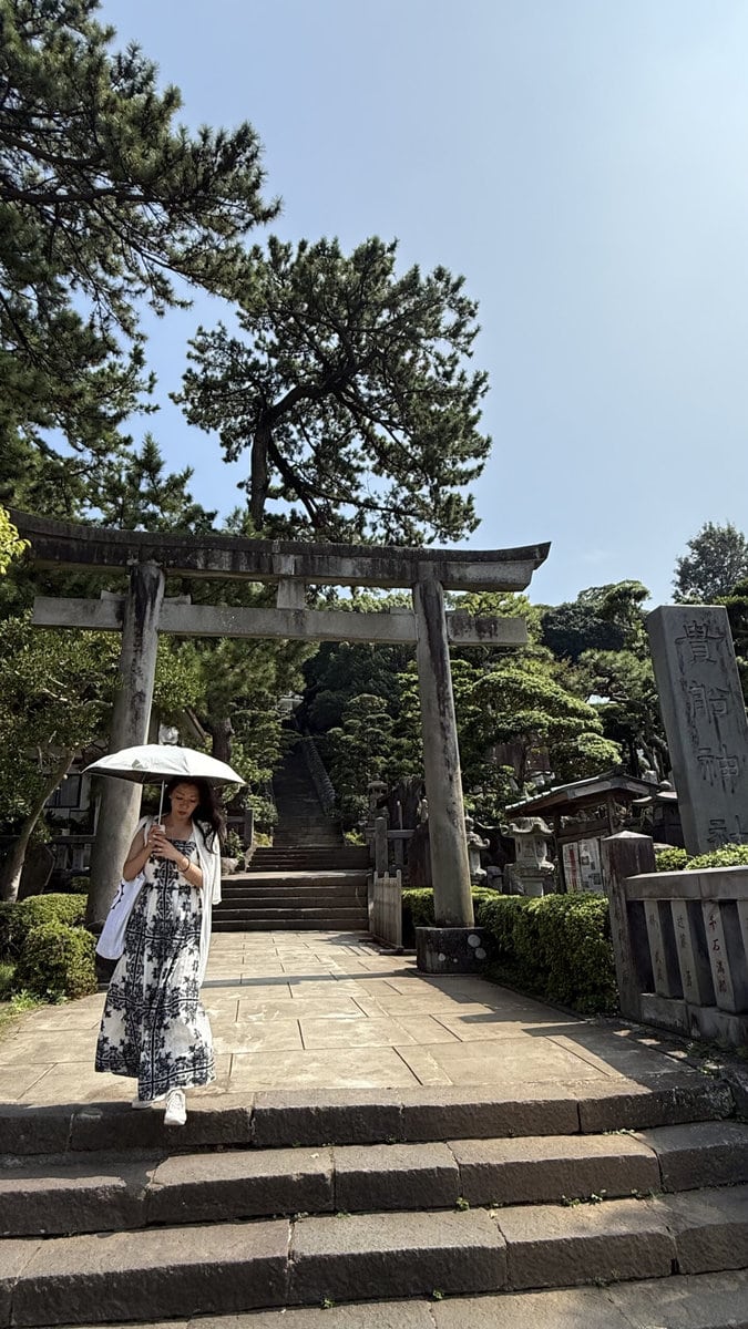 船神社：日傘、服、スニーカー、トートバッグも白で統一感。